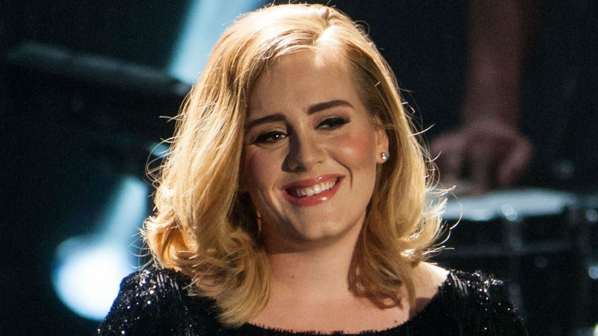 Adele revient avec humour sur son extraordinaire perte de poids