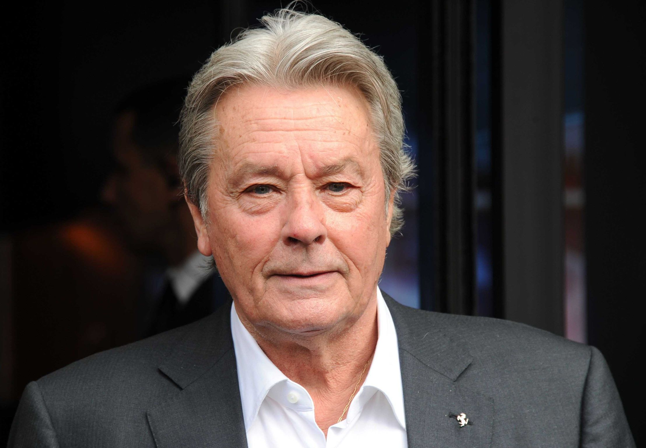 Alain Delon affaibli et seul : L'acteur "ne voudrait voir plus personne"