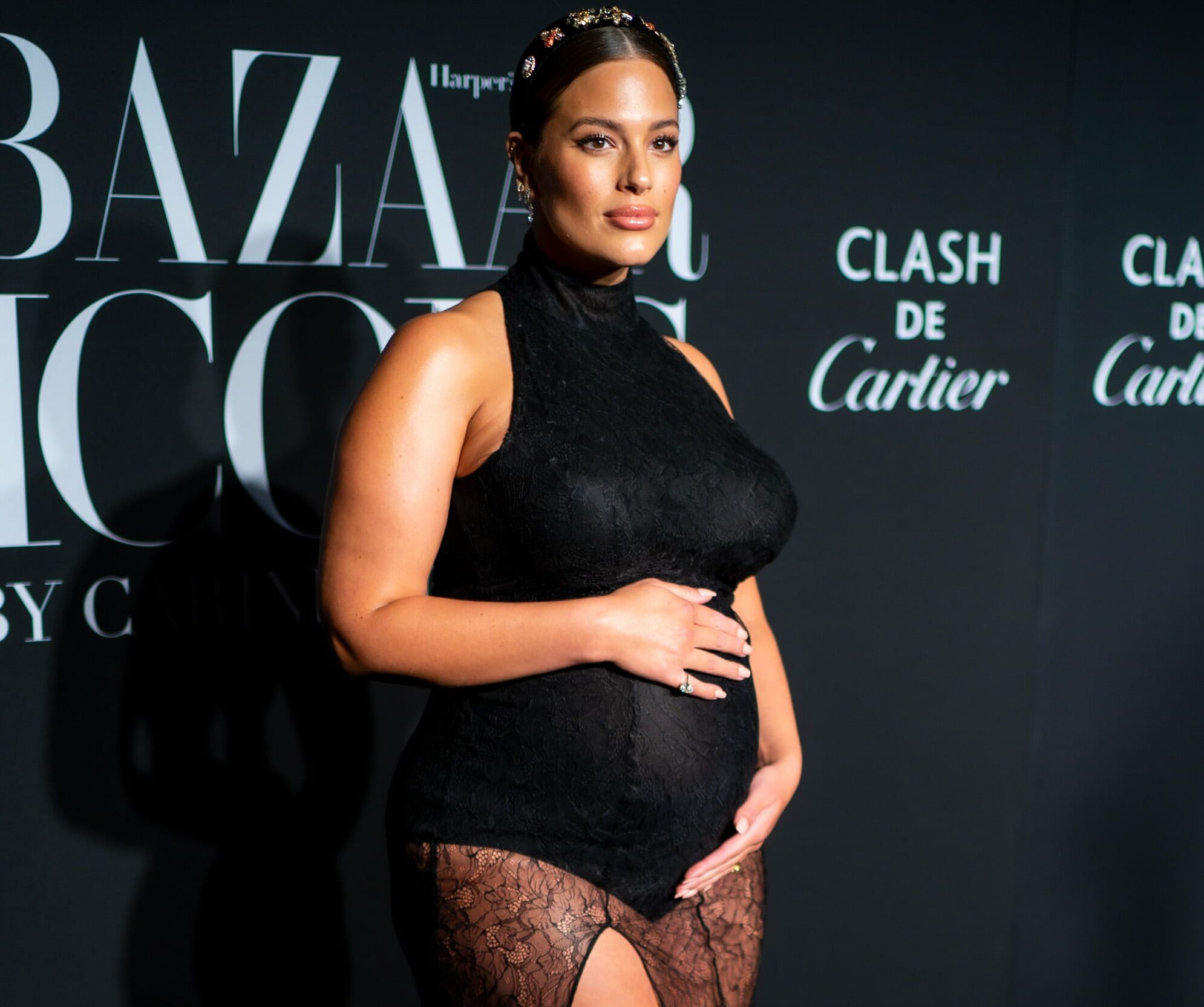 Ashley Graham enceinte : fière de ses courbes de future maman elle se dévoile entièrement nue