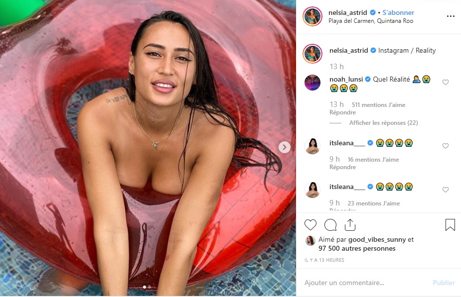 Astrid Nelsia plus sexy que jamais prend la pose topless