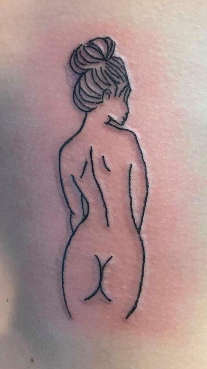 Ce tatouage de femme nue provoque les rires pour une raison très particulière !