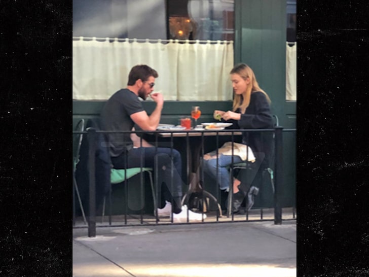 Liam Hemsworth photographié main dans la main avec une mystérieuse jeune femme !