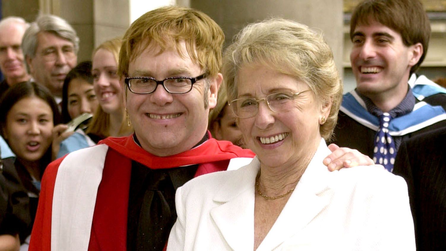 Elton John évoque ses relations épineuses avec sa mère