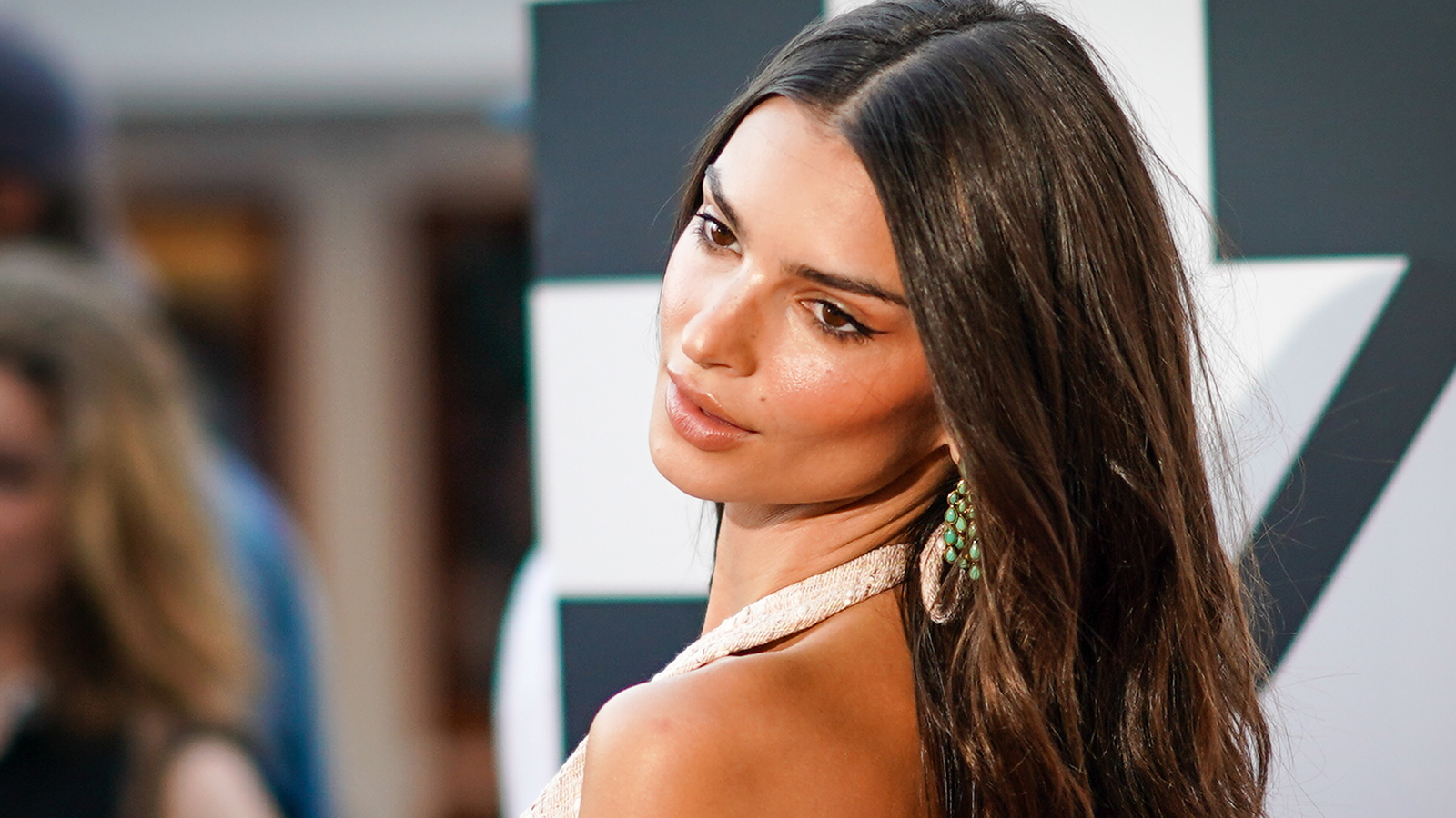 Emily Ratajkowski nue dans son salon : ses fans en surchauffe