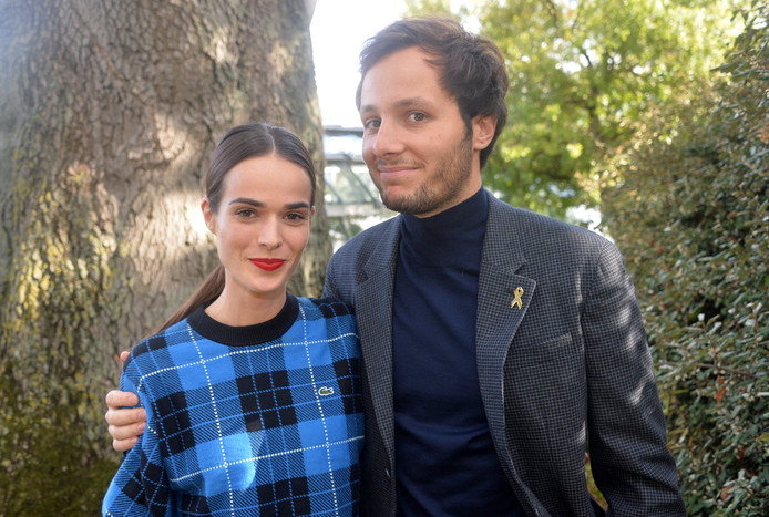 Vianney aux côtés de sa compagne à la Fashion Week de Paris