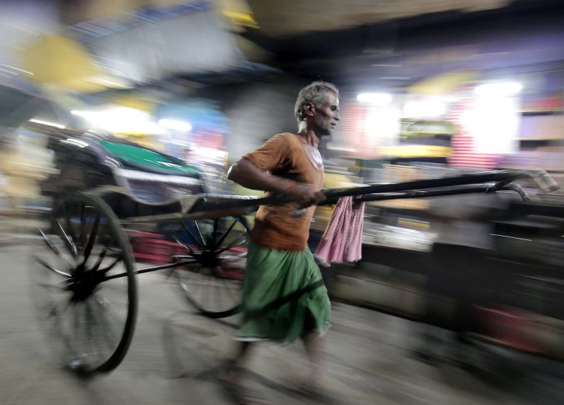 Inde : Un enfant sauvé par un pousse-pousse après une chute de plusieurs mètres