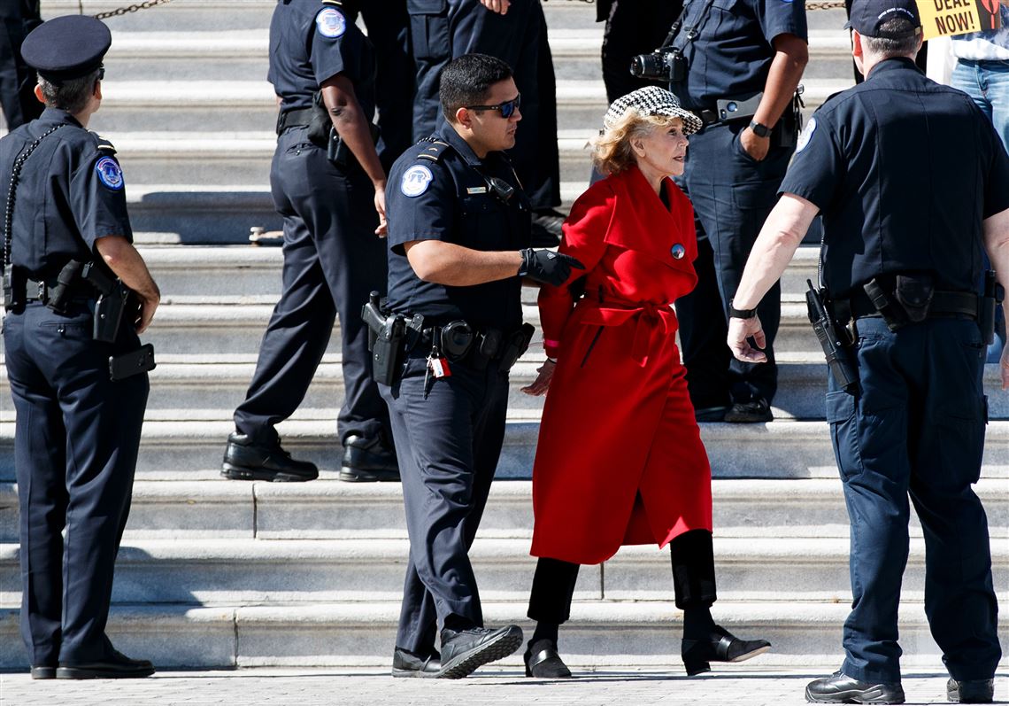 Jane Fonda arrêtée et menottée à Washington