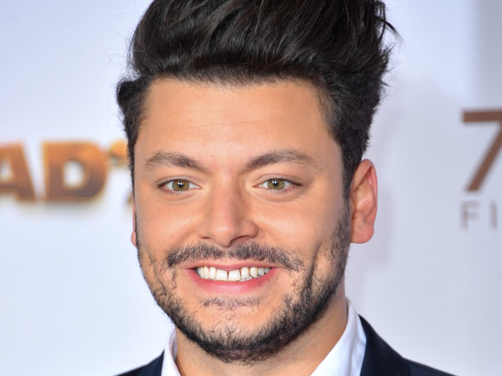 Kev Adams "terriblement fier" d'être sorti avec Iris Mittenaere