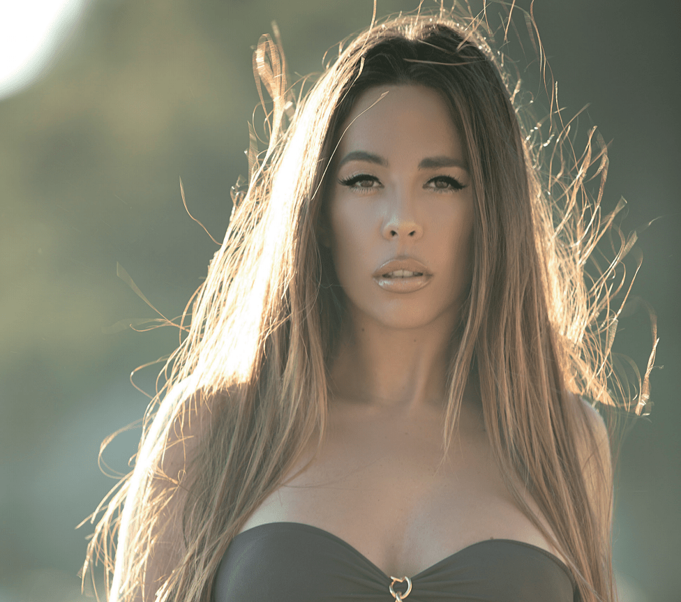 Kim Glow plus sexy que jamais se la joue mécanicienne