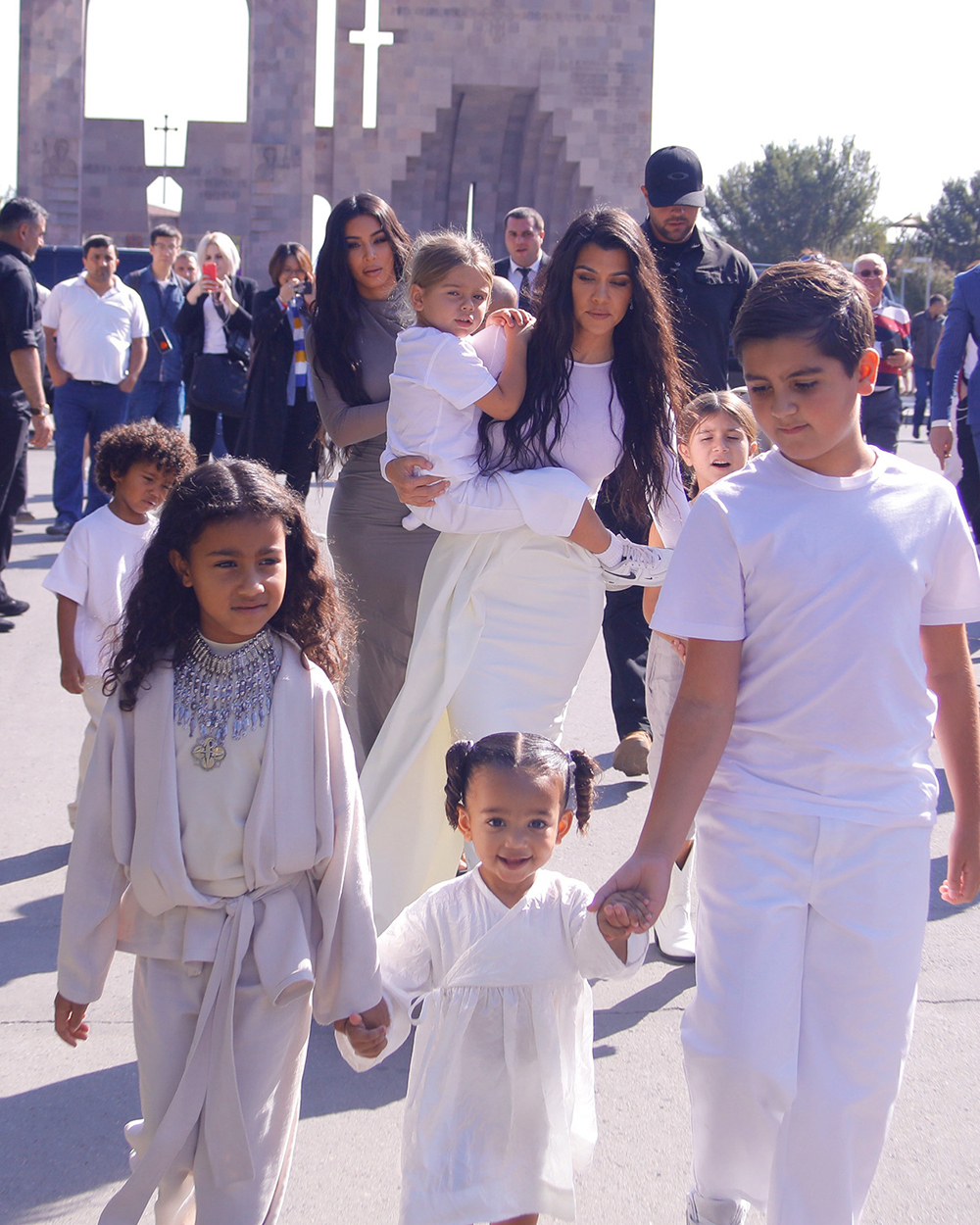 Kim et Kourtney Kardashian : Découvrez les images du baptême de leurs enfants en Arménie