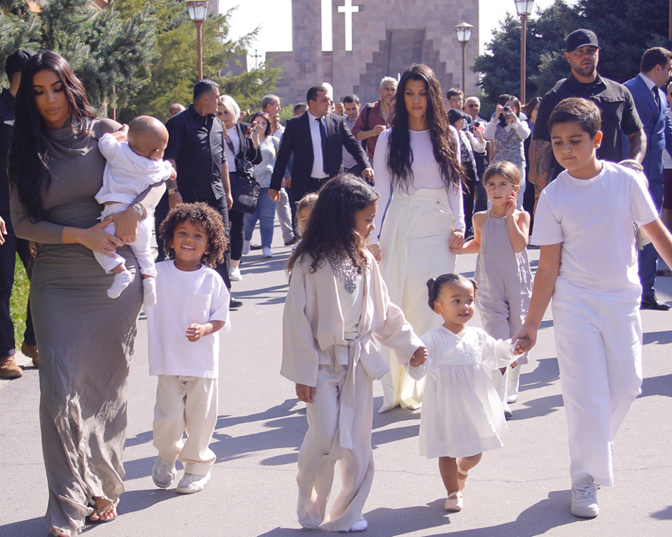 Kim et Kourtney Kardashian : Découvrez les images du baptême de leurs enfants en Arménie