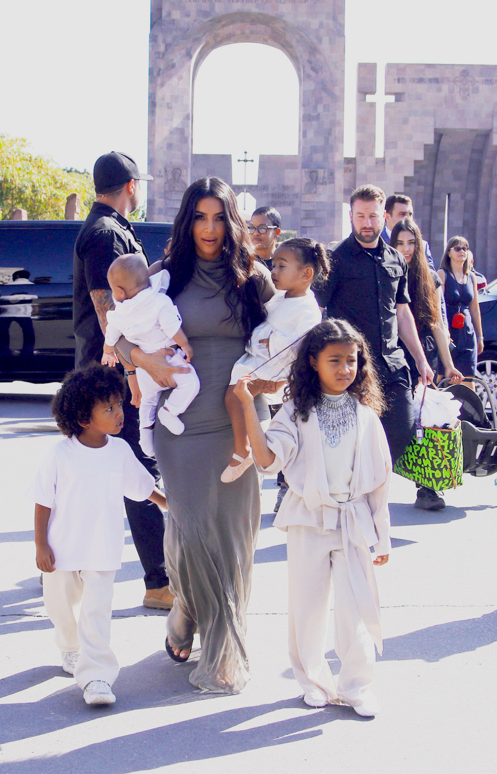 Kim et Kourtney Kardashian : Découvrez les images du baptême de leurs enfants en Arménie