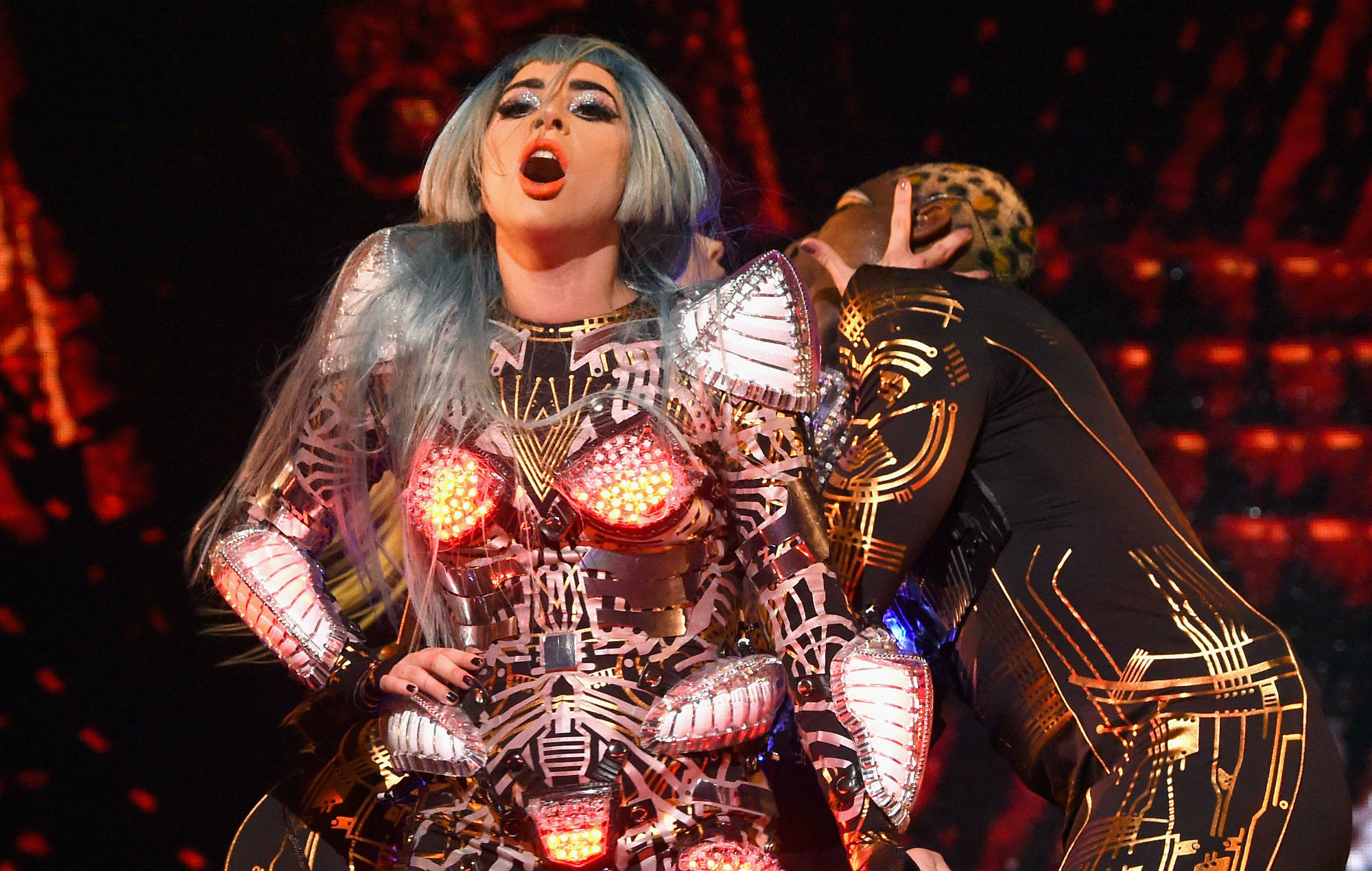 Lady Gaga chute violemment en plein concert... à cause d'un fan !