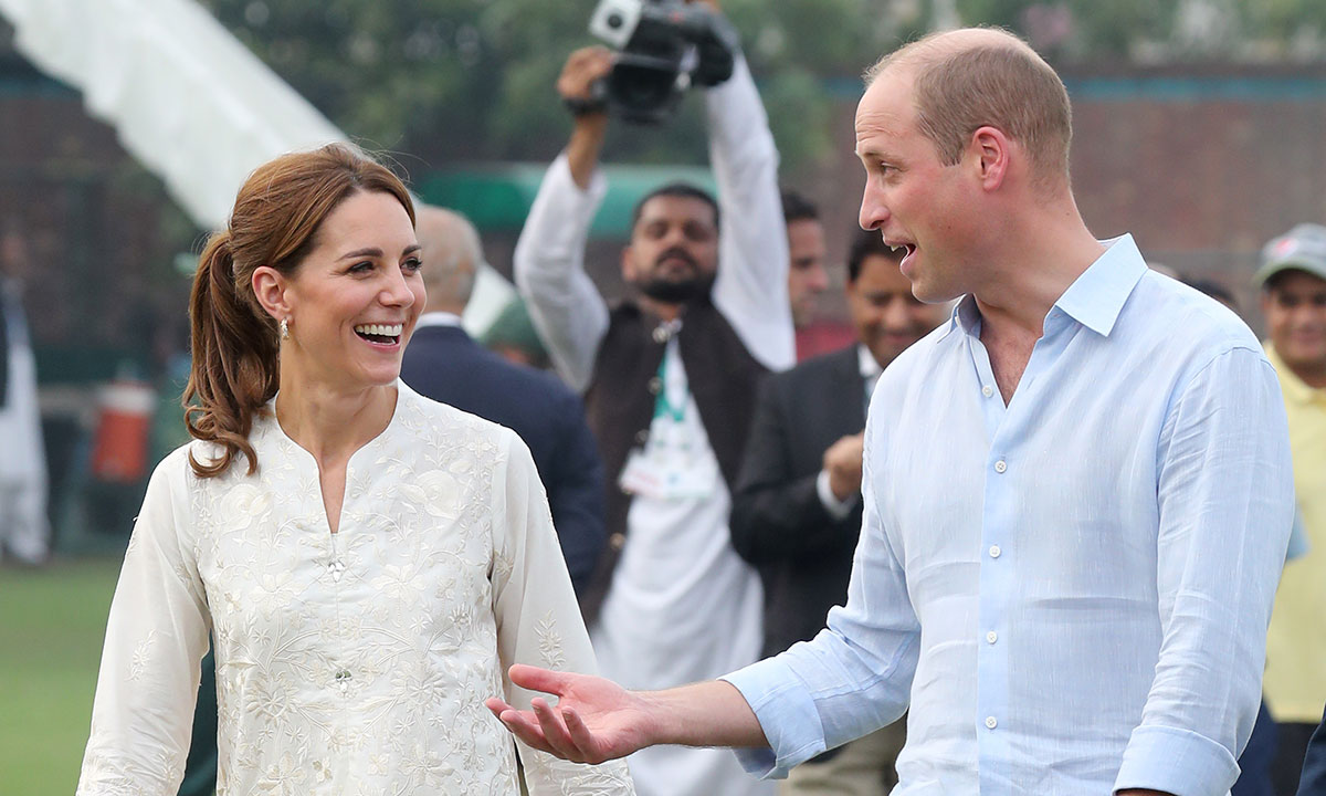 Le prince William imperturbable : Son humour à toute épreuve malgré un vol agité au Pakistan