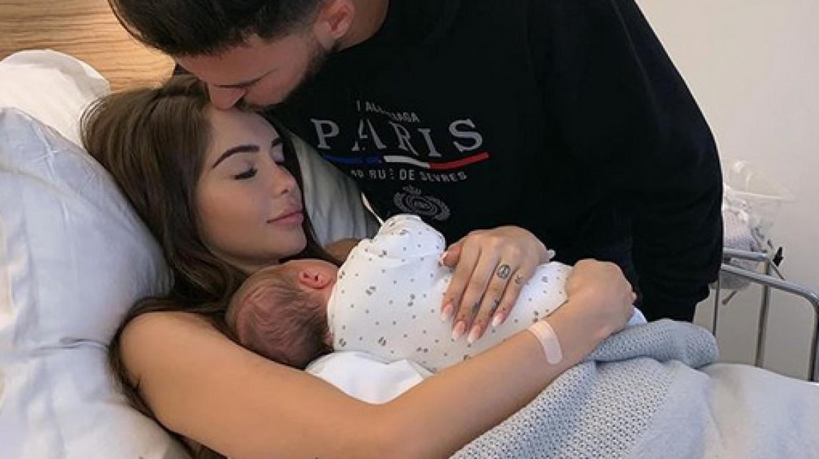 Nabilla nostalgique ? La starlette publie un cliché de son fils juste après sa naissance