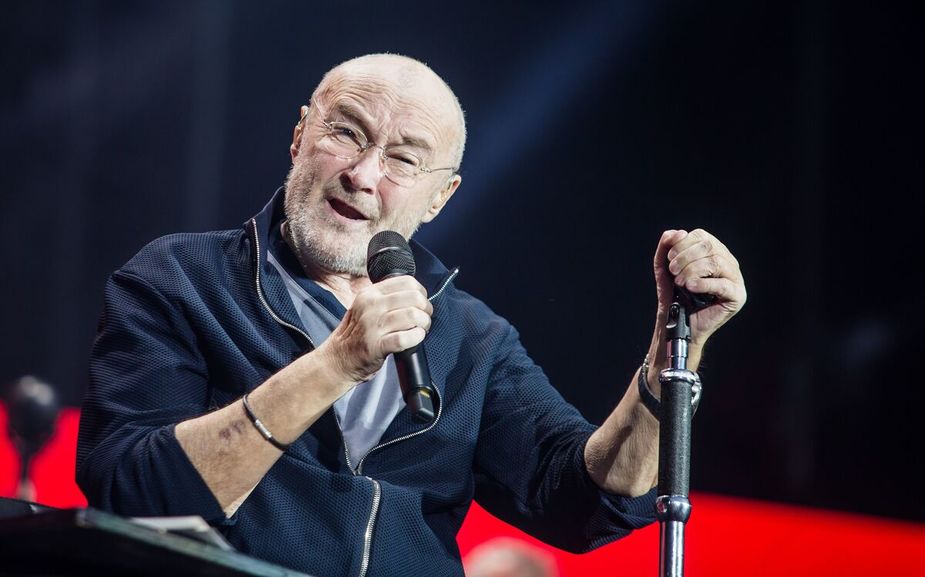 Phil Collins : Déjà affaibli, le chanteur fait une chute en plein concert