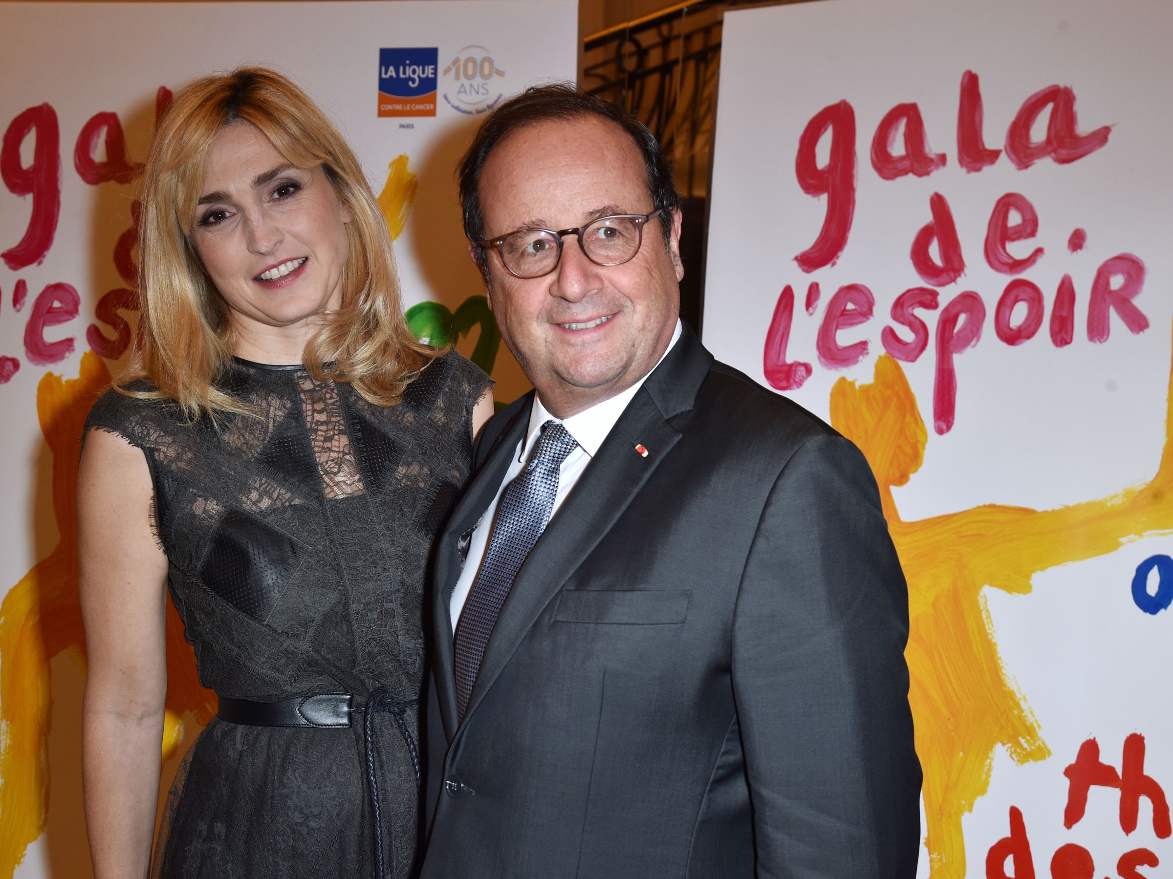 Photo de famille ! Quand François Hollande prend la pose avec Julie Gayet... et ses parents !