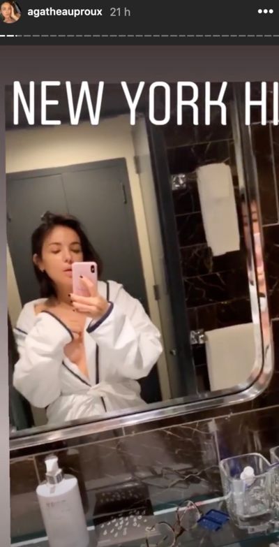 Agathe Auproux danse en toute petite tenue face à son miroir