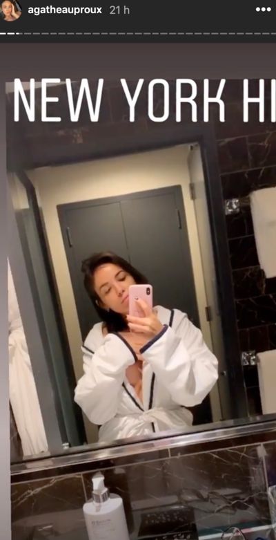 Agathe Auproux danse en toute petite tenue face à son miroir