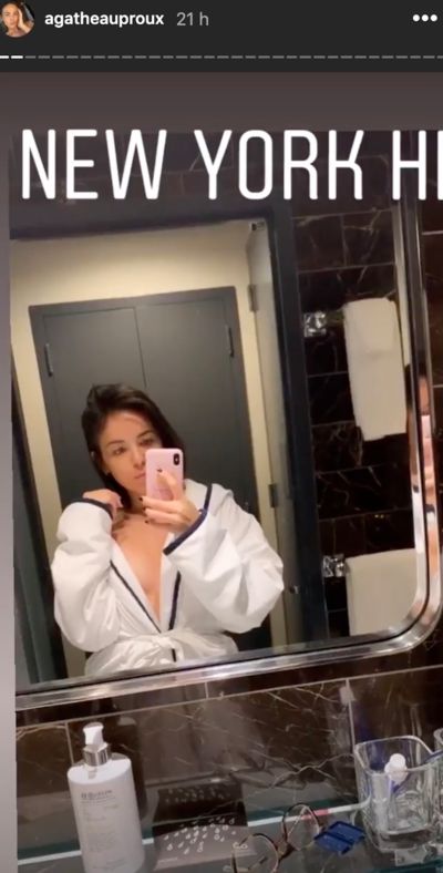 Agathe Auproux danse en toute petite tenue face à son miroir