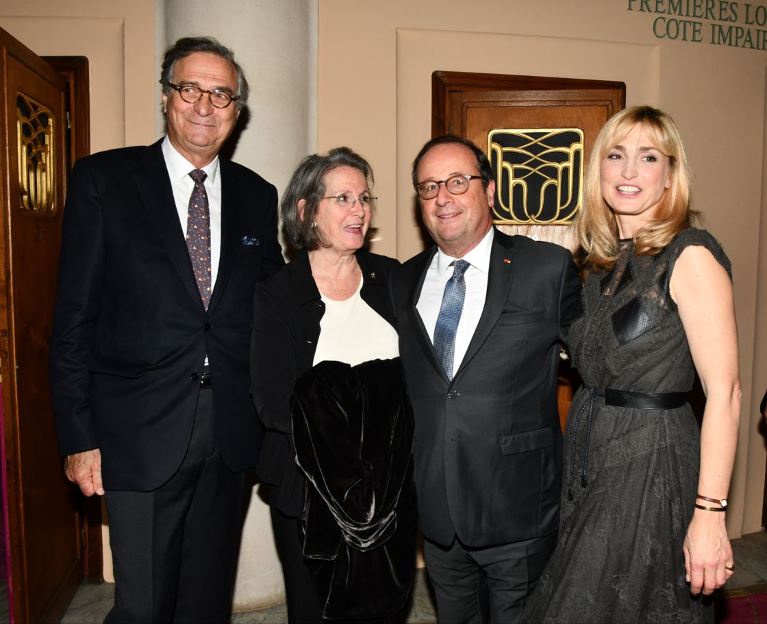 Photo de famille ! Quand François Hollande prend la pose avec Julie Gayet... et ses parents !