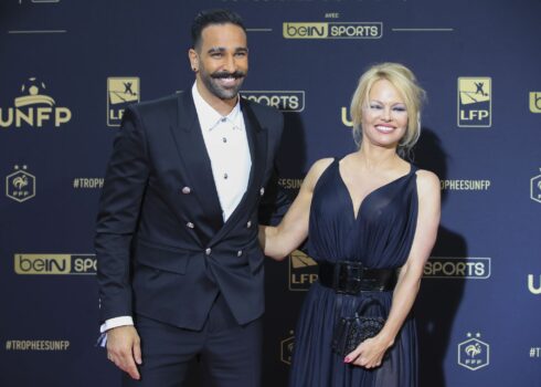 Adil Rami et Pamela Anderson ont été en couple de 2017 à 2019. Les ex se sont séparés avec fracas, après les révélations de Pamela Anderson. Selon l'actirce, le joueur de football menait une double vie avec son ex, Sidonie Biémont. @DR