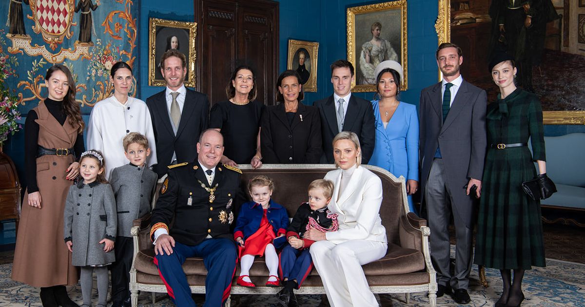 Albert II et Charlene de Monaco entourés de leur famille pour le nouveau portrait officiel