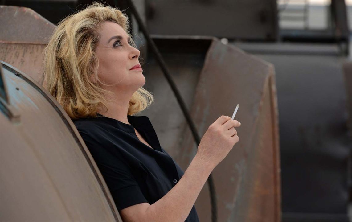  Catherine Deneuve en train de fumer avant son AVC @AFP