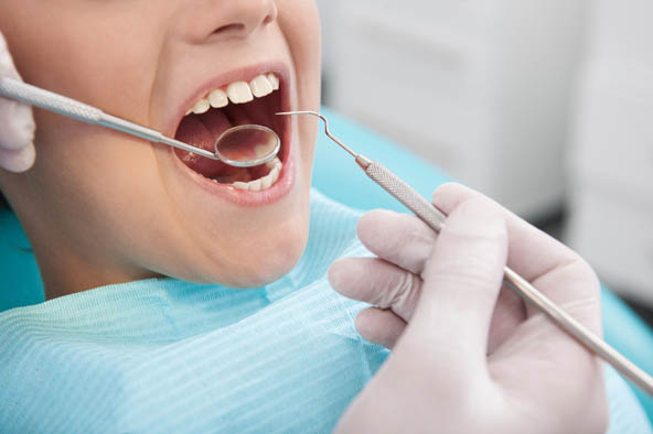Ce dentiste a extrait la dent la plus longue enregistrée jusqu’à ce jour