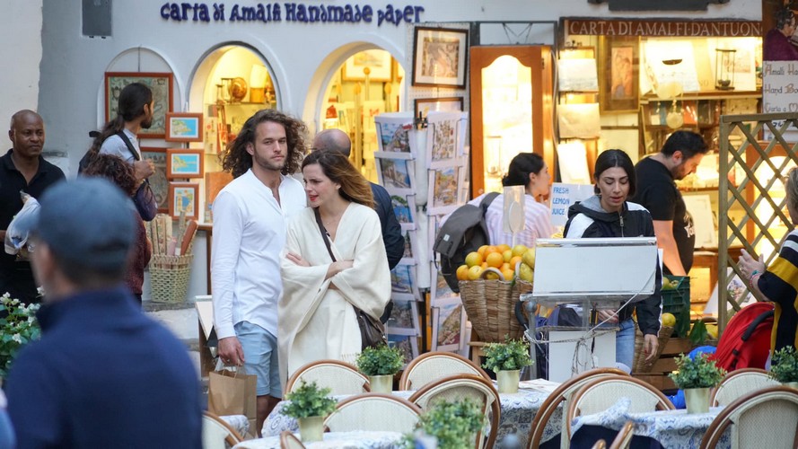 Emma Watson en couple ? L'actrice a été aperçue avec un bel inconnu dans les rues d’Italie