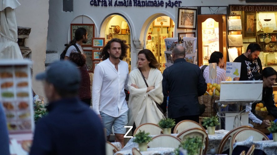 Emma Watson en couple ? L'actrice a été aperçue avec un bel inconnu dans les rues d’Italie