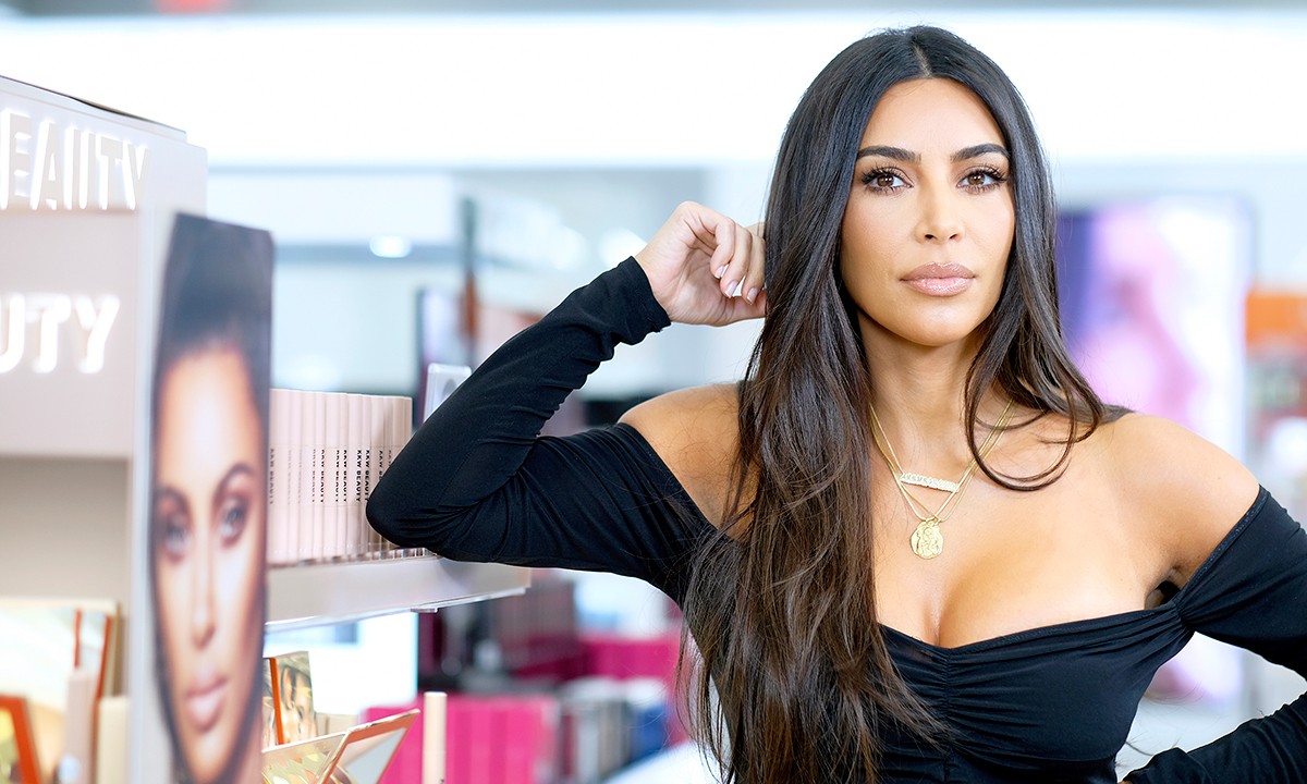 Kim Kardashian porte plainte et réclame 10 millions de dollars