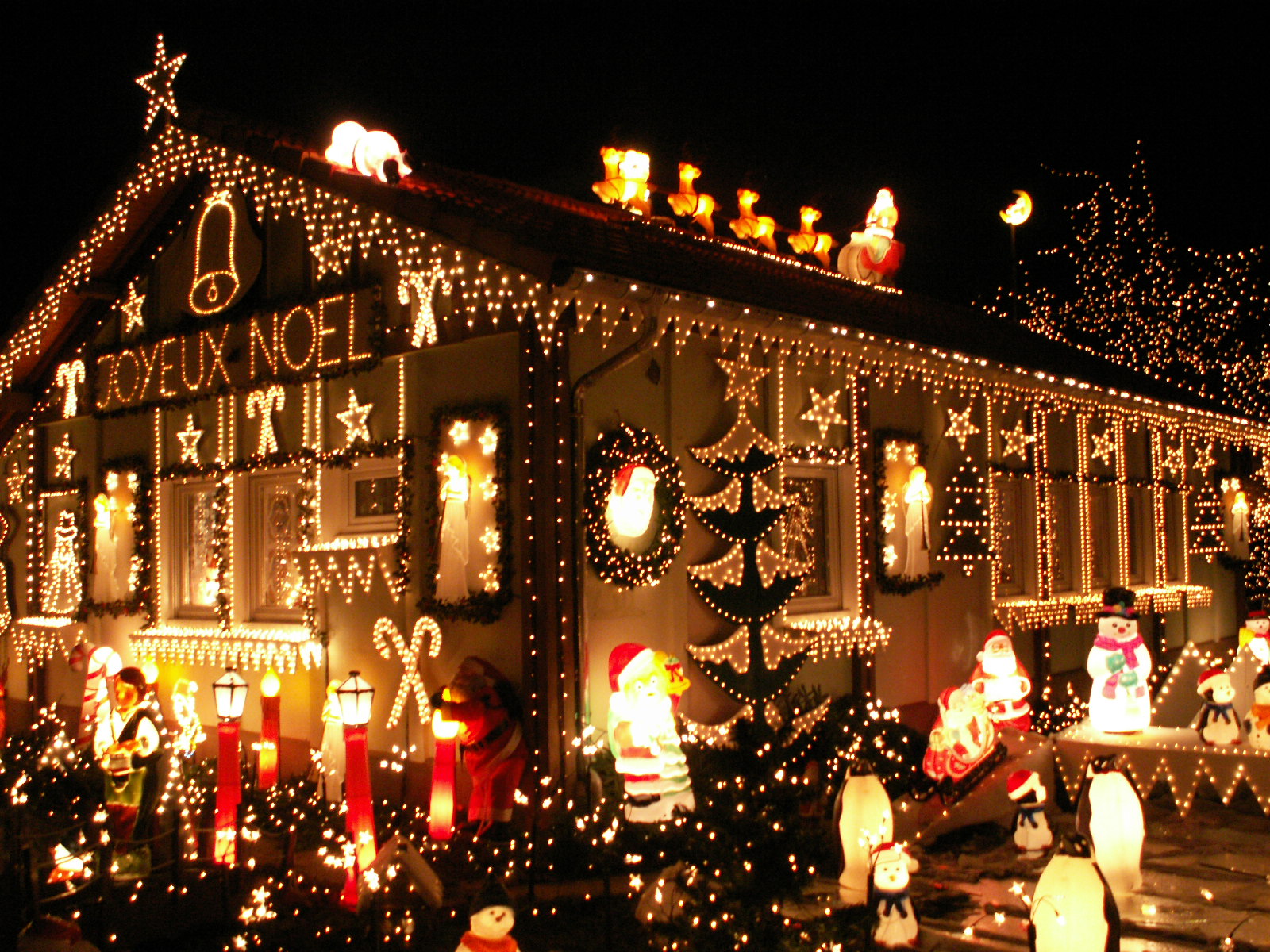 Pourquoi cette famille a été contrainte de retirer ses décorations de Noël !