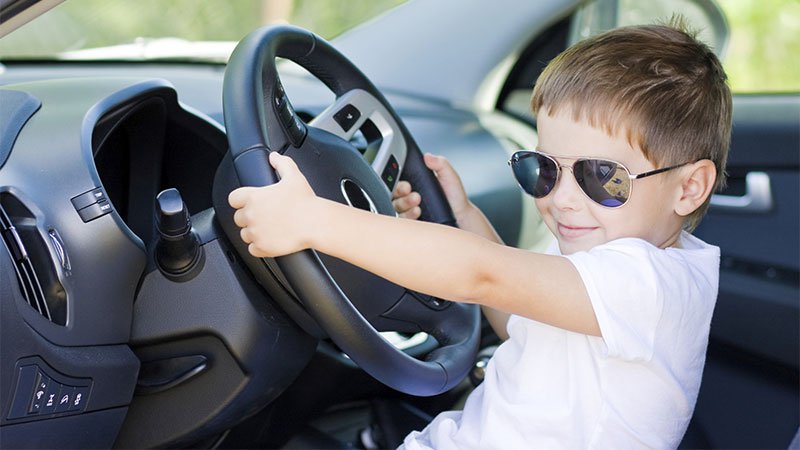 Russie : Une mère filme son fils de 6 ans en train de conduire à 130 km/h sur l'autoroute