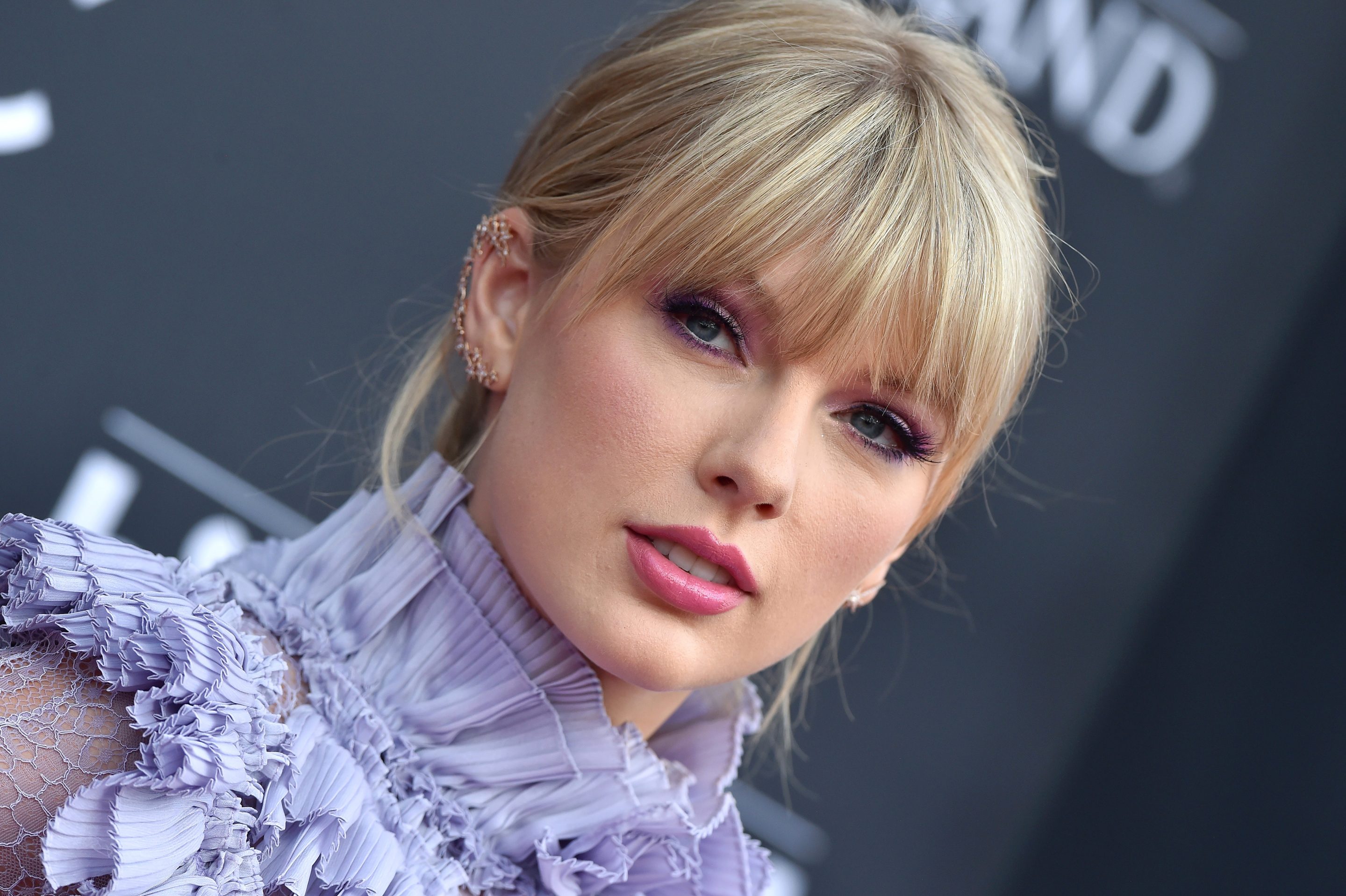 Taylor Swift en guerre contre son ancien label : Elle demande l'aide de ses fans