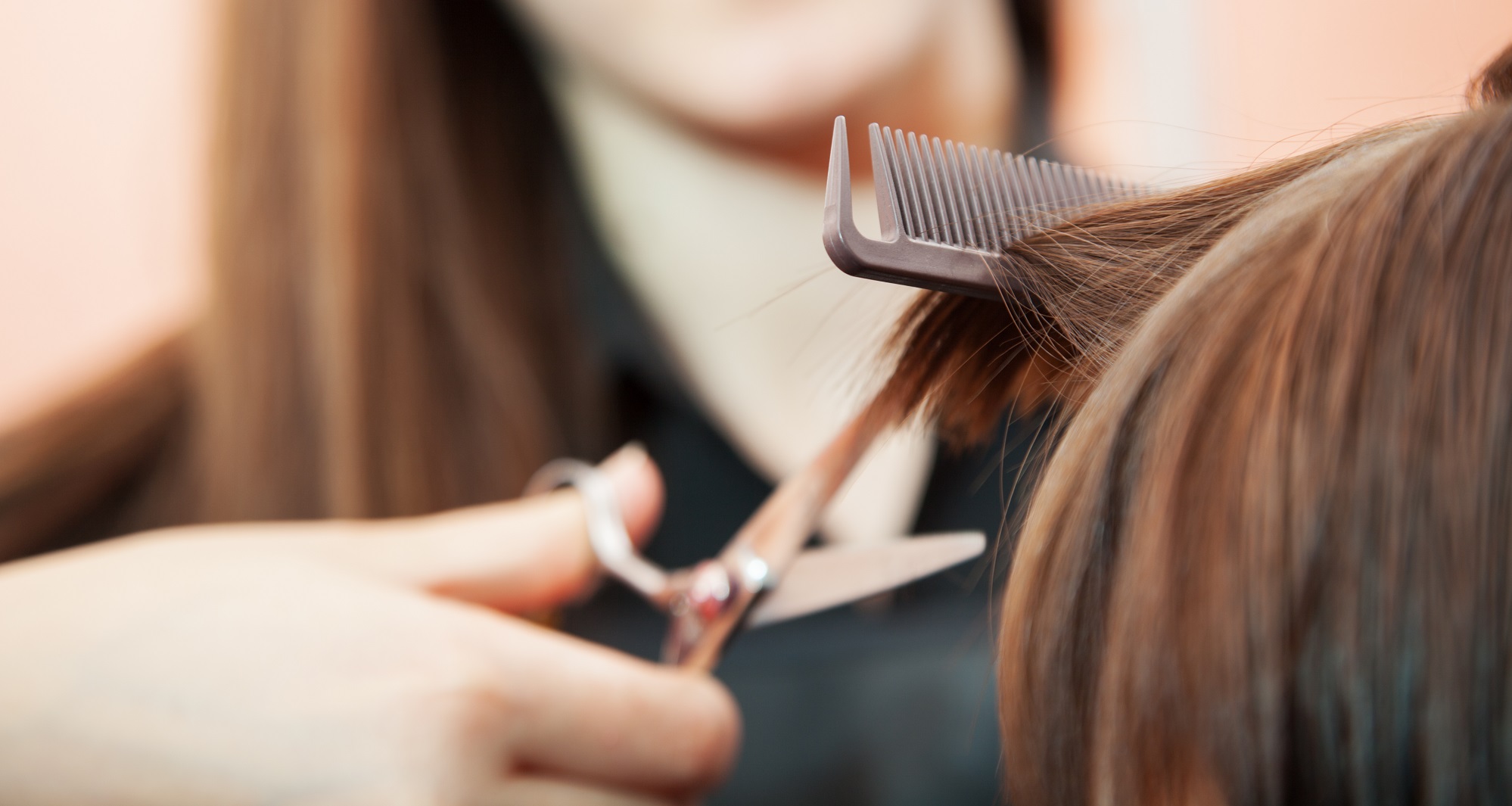 Une adolescente voit rouge après son passage chez le coiffeur