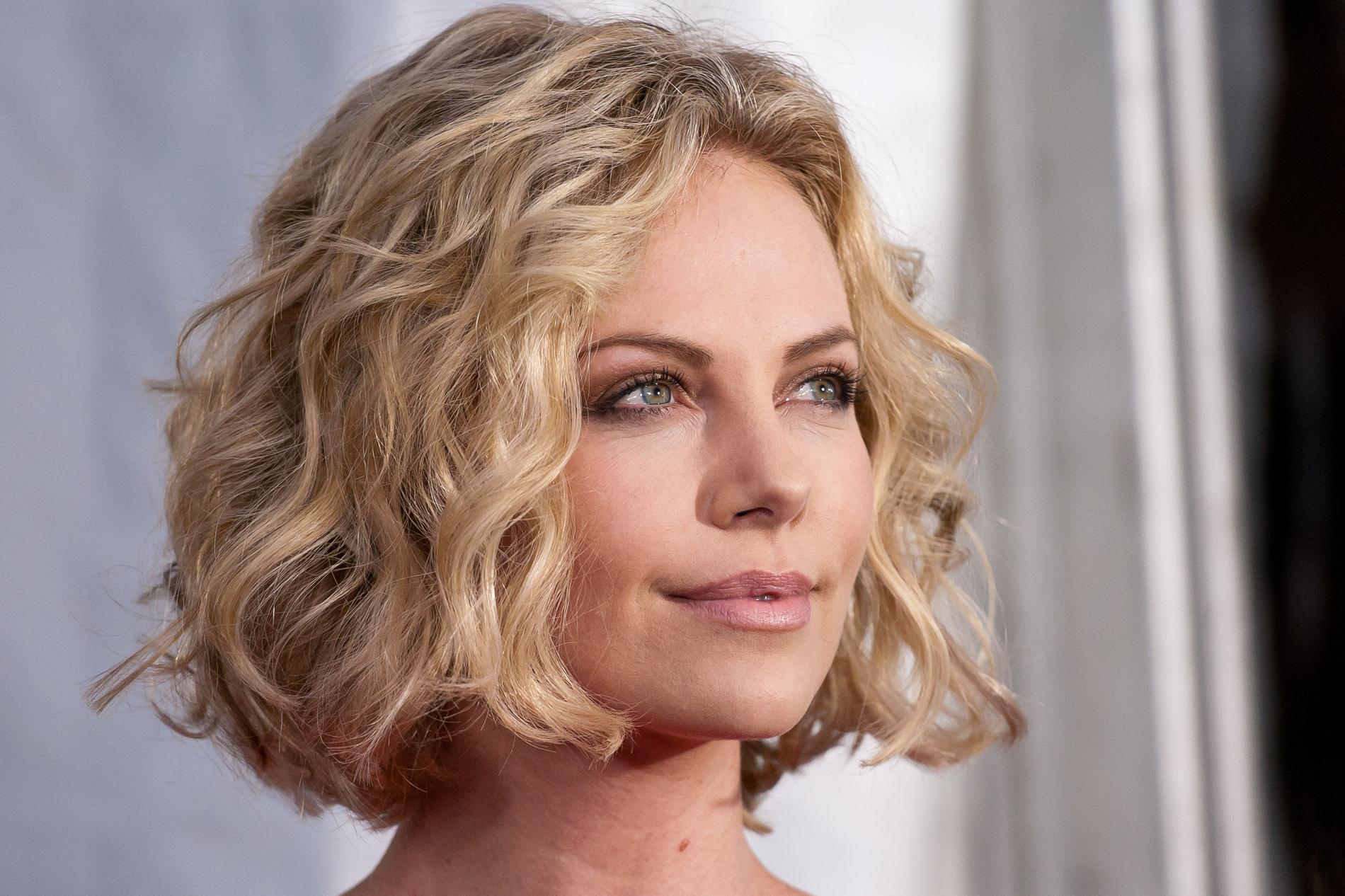 Charlize Theron harcelée sexuellement par un réalisateur connu, elle promet de l’exposer