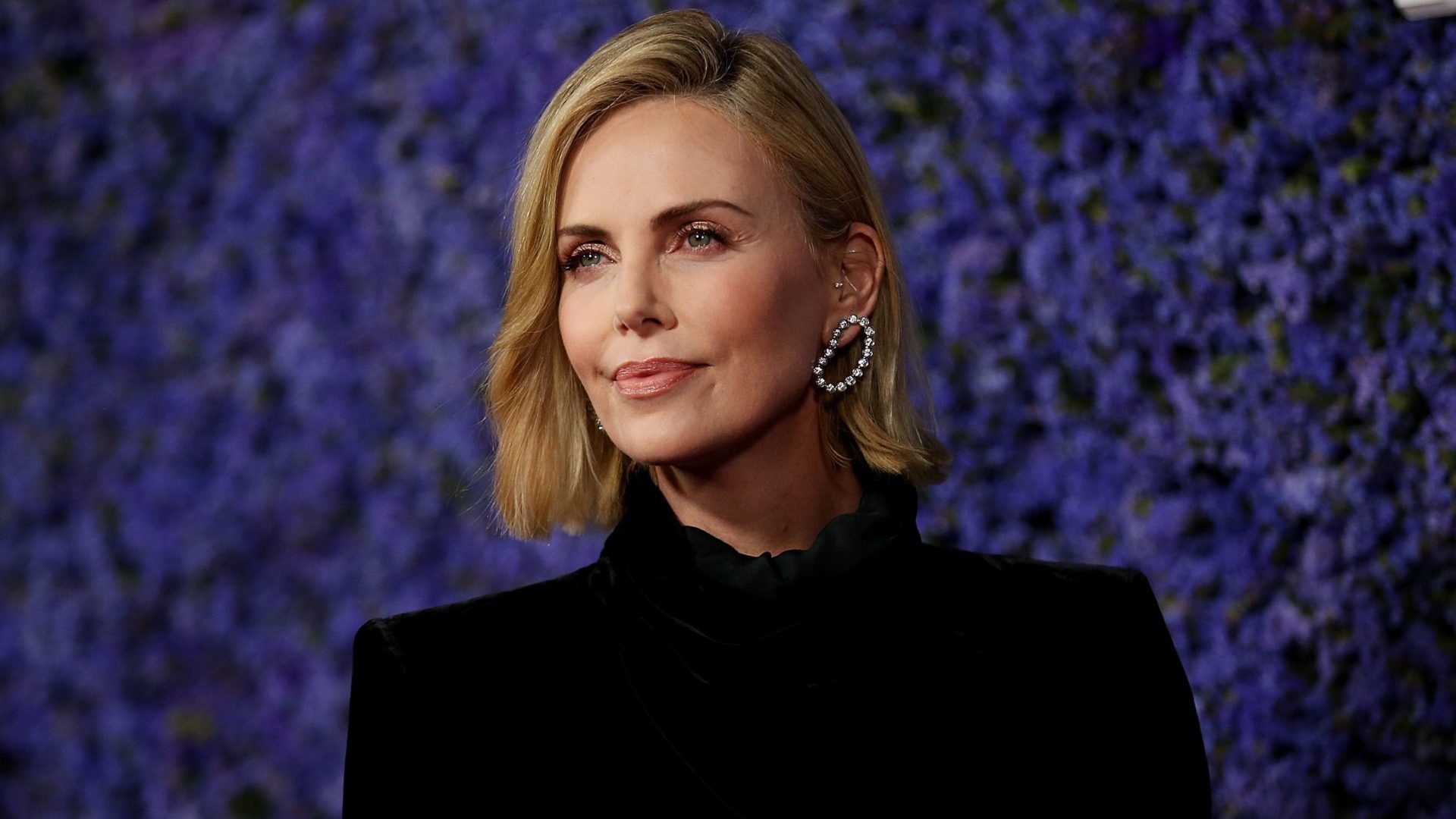 Charlize Theron revient sur la terrible nuit où sa mère a tué son père