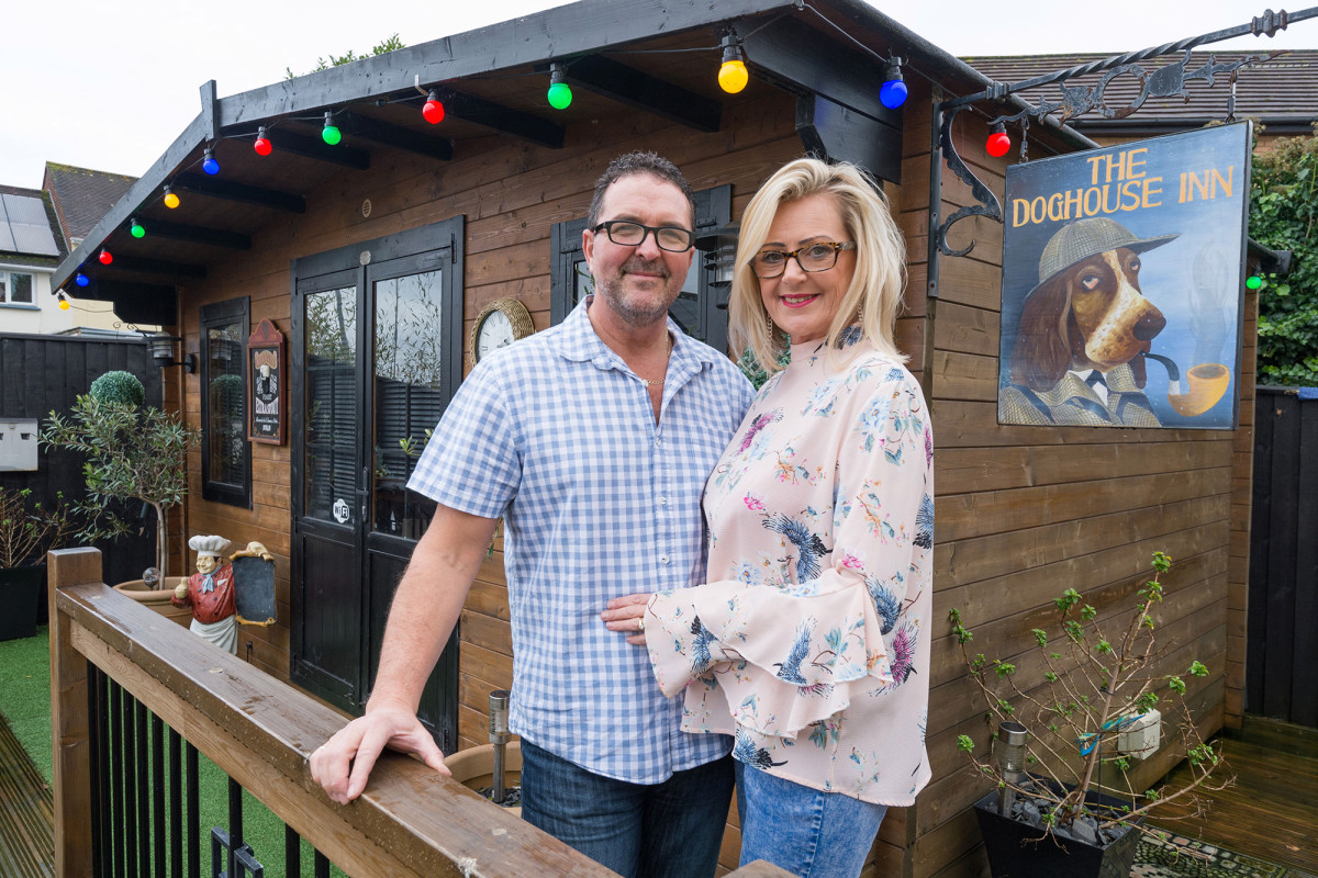 Elle construit un bar dans son jardin pour empêcher son mari de sortir