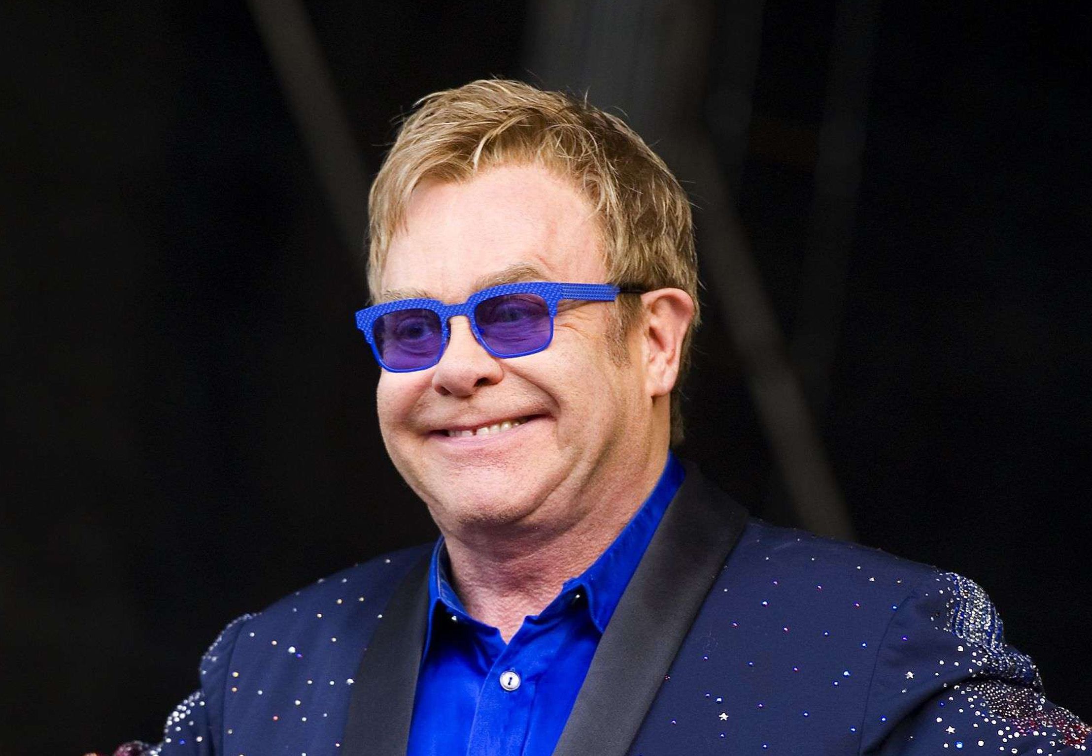 Elton John victime d'un petit accident... Le chanteur évoque son pire souvenir sur scène !