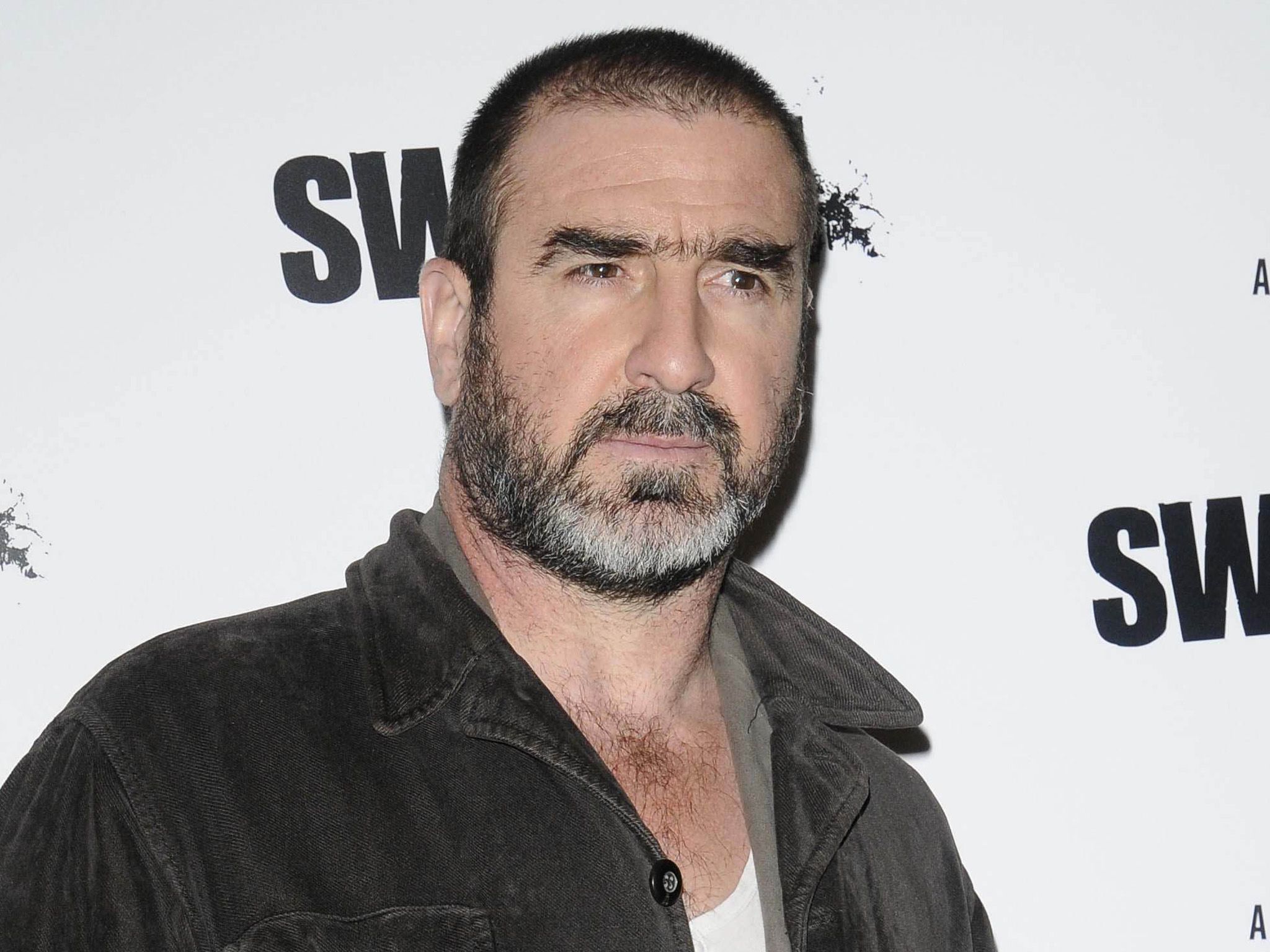 Eric Cantona : l'ancien footballeur s'invite dans votre salle de bains