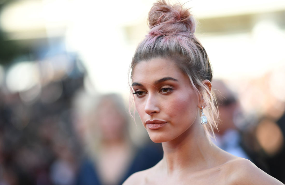 Hailey Baldwin enceinte ? Elle répond avec humour