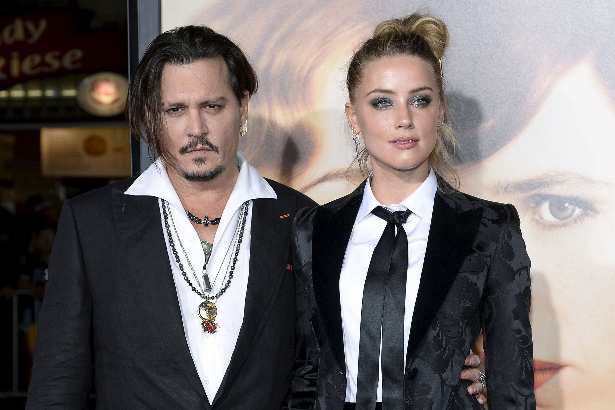 Johnny Depp accusé de violences conjugales : une de ses ex vole à son secours