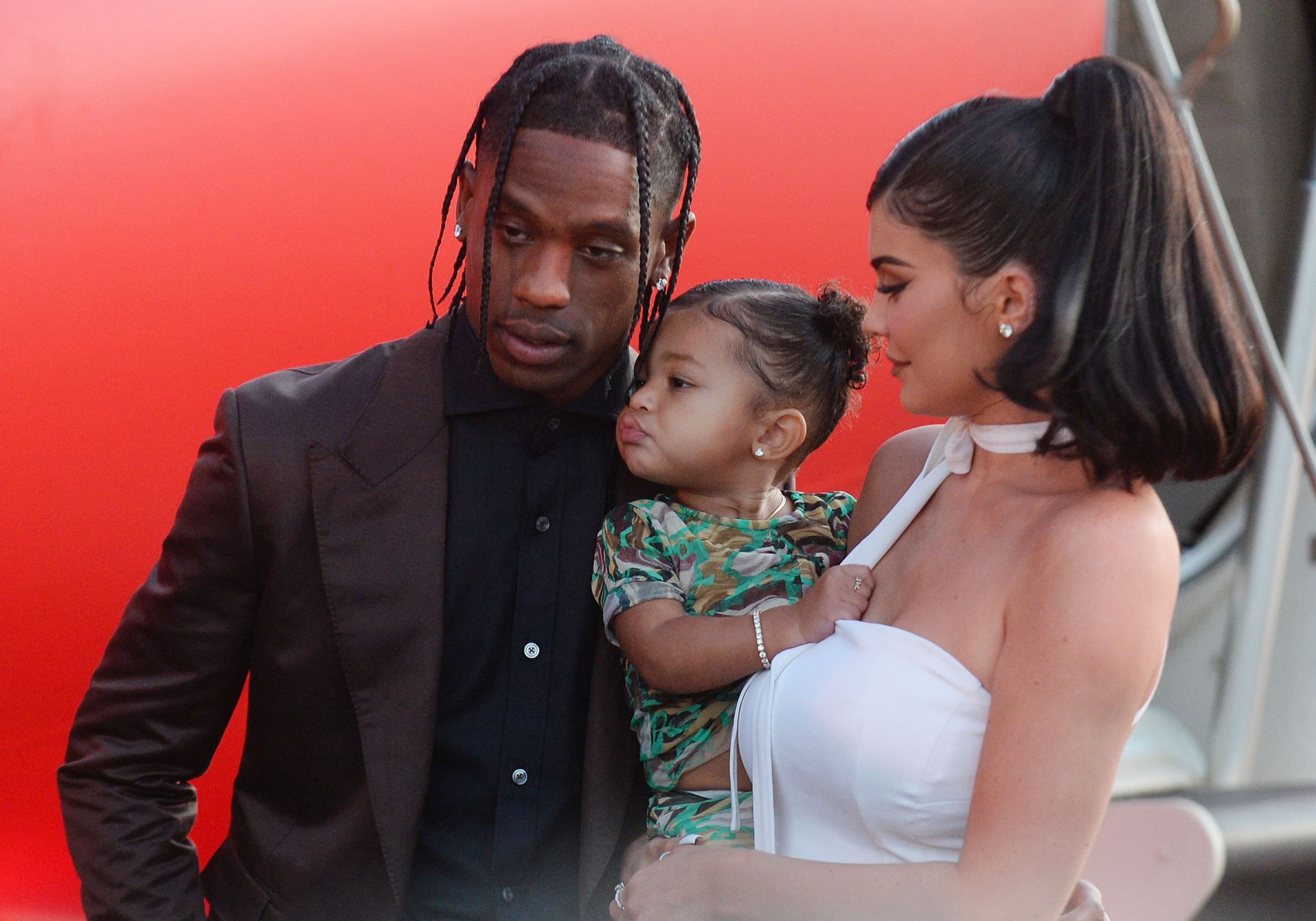 Kylie Jenner et Travis Scott : pour leur petite Stormi, ils passeront Noël ensemble