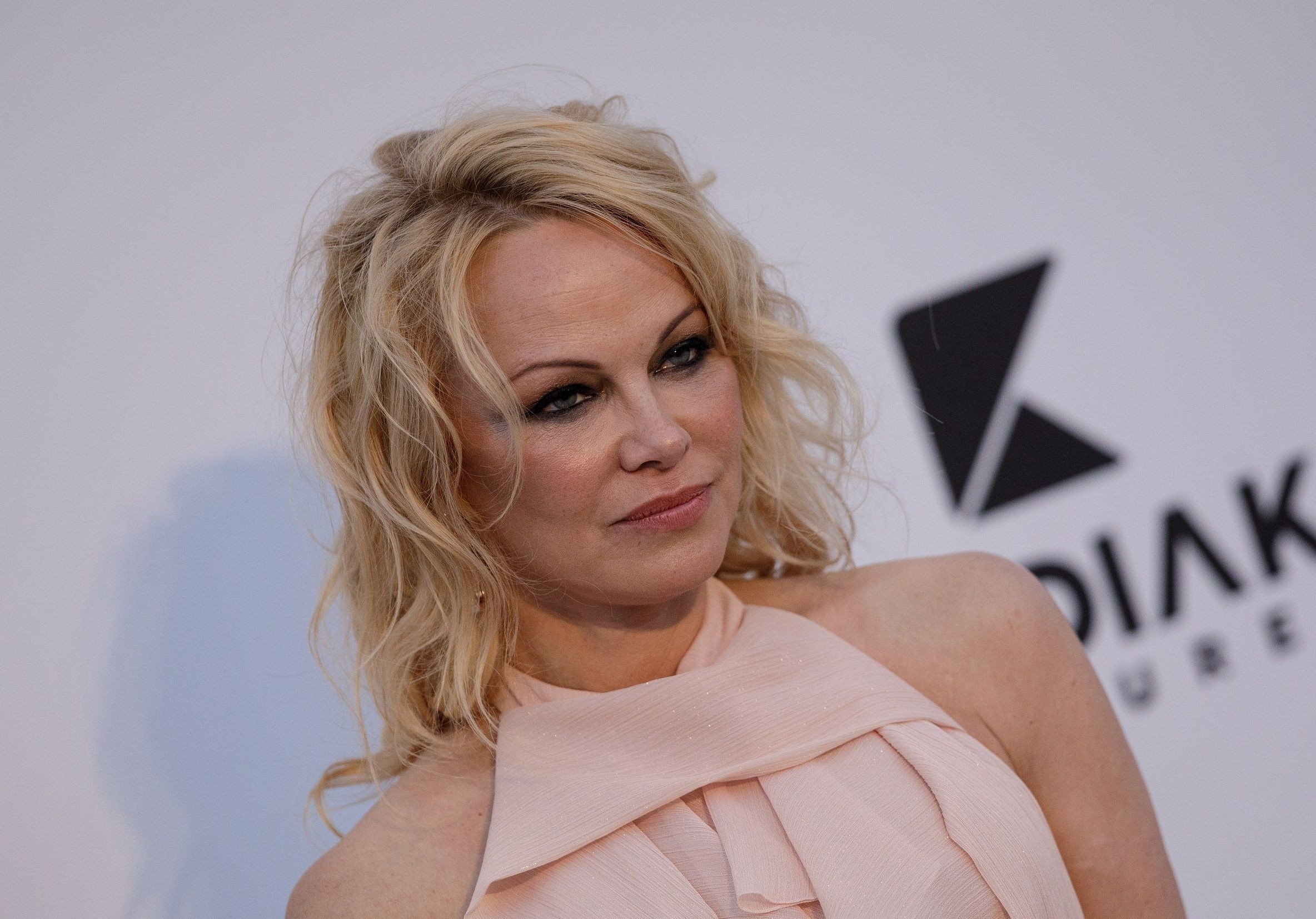 Pamela Anderson se dévoile nue en talons aiguilles