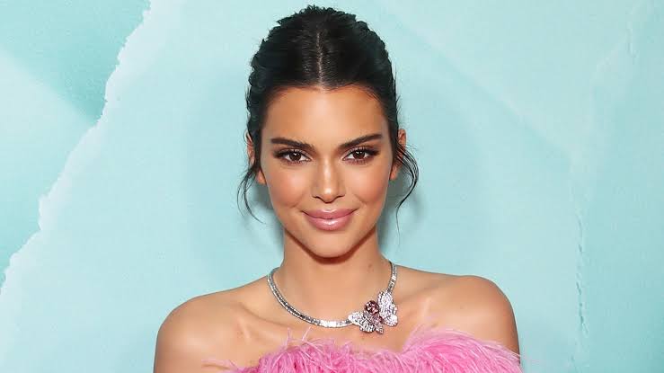 Quand Kendall Jenner imite sa sœur Kylie Jenner dans un tuto hilarant !