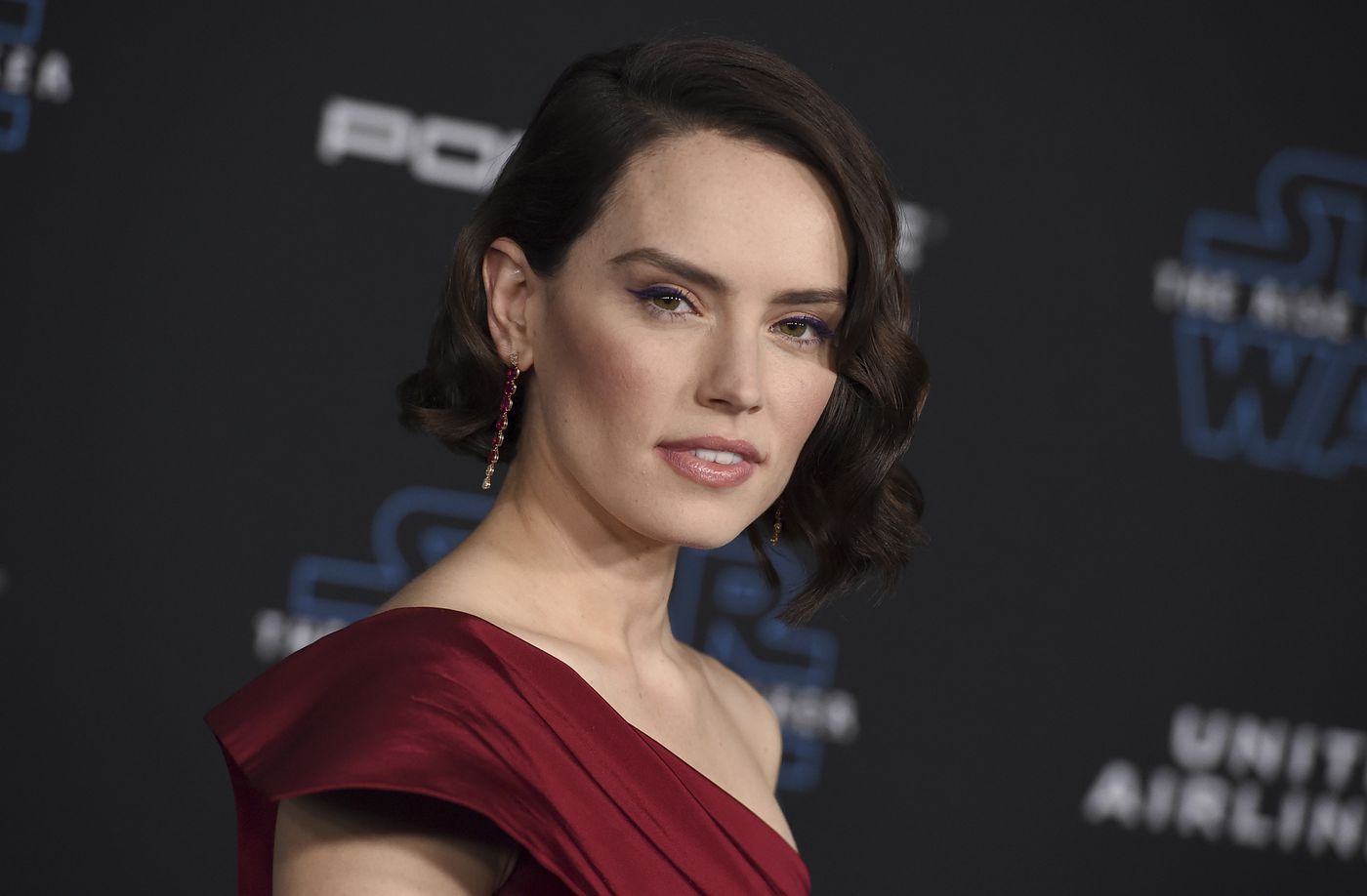 Star Wars 9 : Daisy Ridley irrésistible au côté d'Adam Driver à l'avant-première