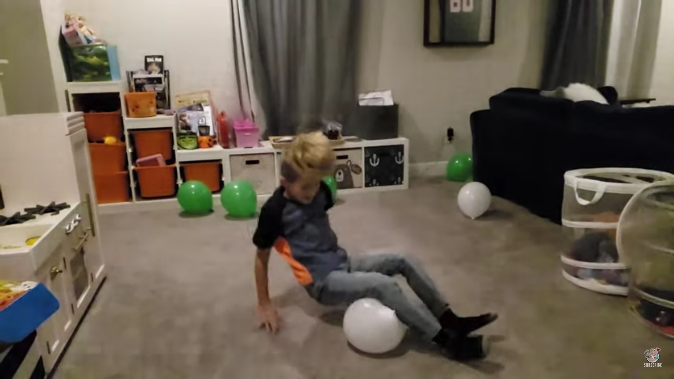 Un enfant tente d'exploser un ballon... mais les choses ne vont pas se dérouler comme prévues