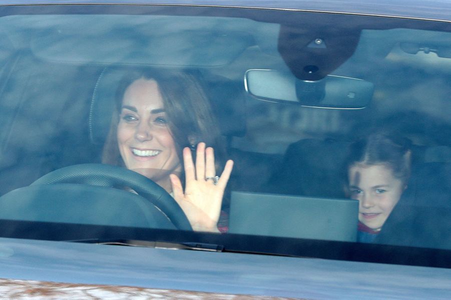 Kate Middleton et prince William accompagnés de leur adorable petite famille pour un repas de Noël