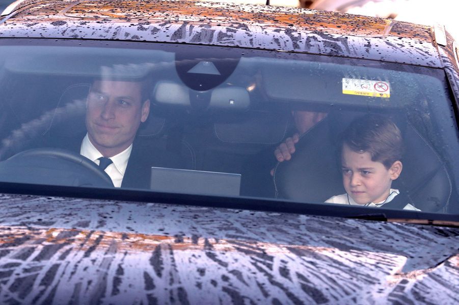 Kate Middleton et prince William accompagnés de leur adorable petite famille pour un repas de Noël